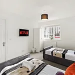 Modern Apartment - Sleeps 8