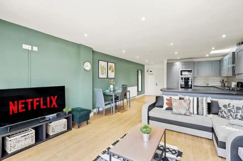 Modern - Sleeps 8 Bristol