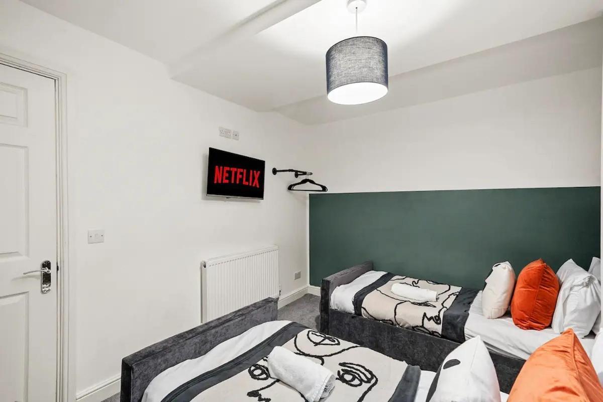 Modern - Sleeps 8 Bristol